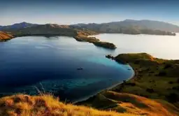 Géographie de l'Indonésie : vue panoramique de l'archipel volcanique entre mer et collines.