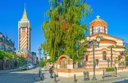 Église orthodoxe de Batoumi sous un ciel bleu, témoignant de l'importance de la religion en Géorgie.