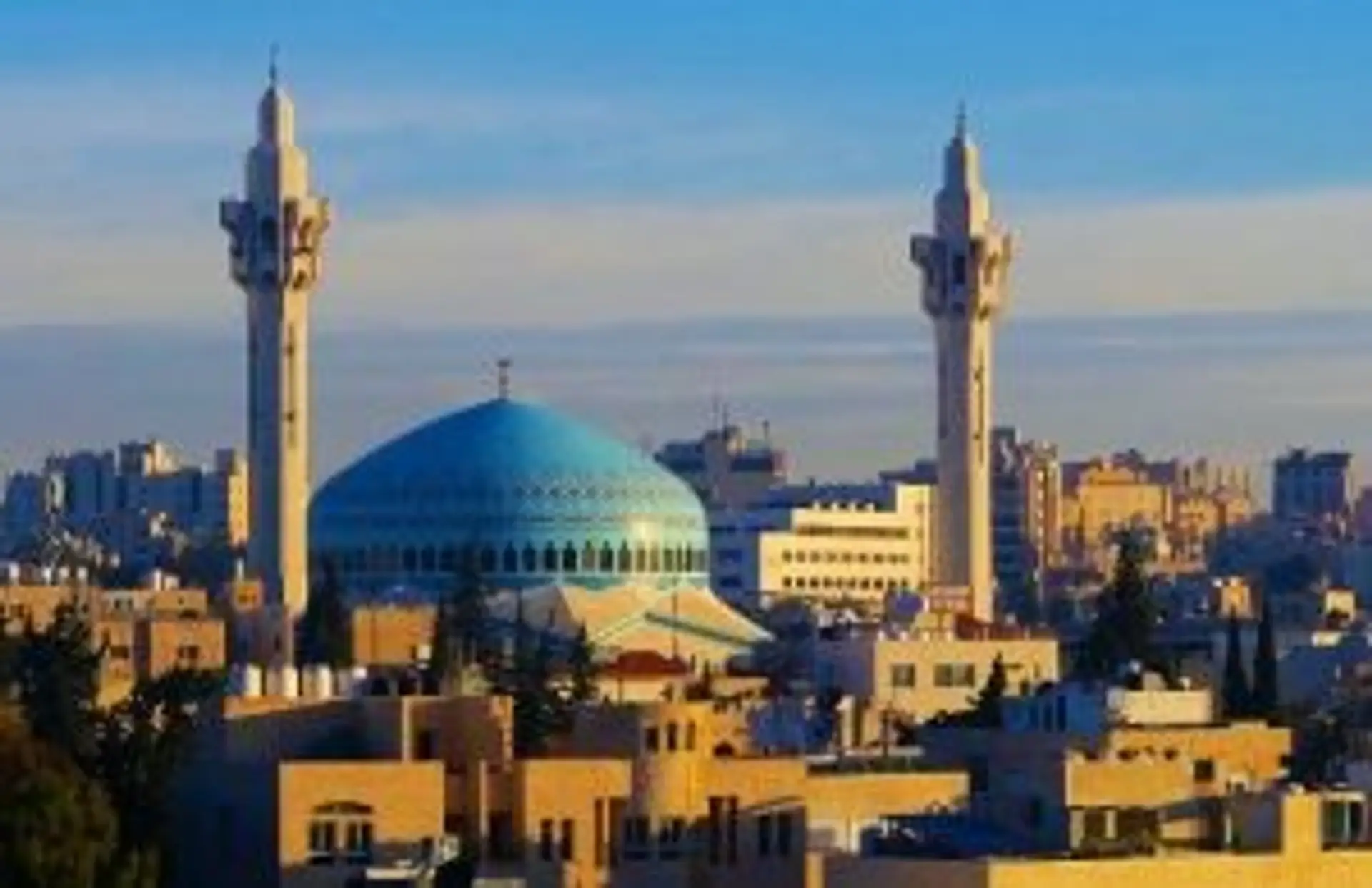Voyage en Jordanie - La mosquée du roi Abdallah Ier à Amman avec son dôme bleu turquoise emblématique et ses minarets.