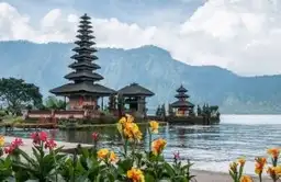Temple Ulun Danu au bord du lac Bratan, symbole de la sérénité et de la quiétude lors d'un voyage à Bali.