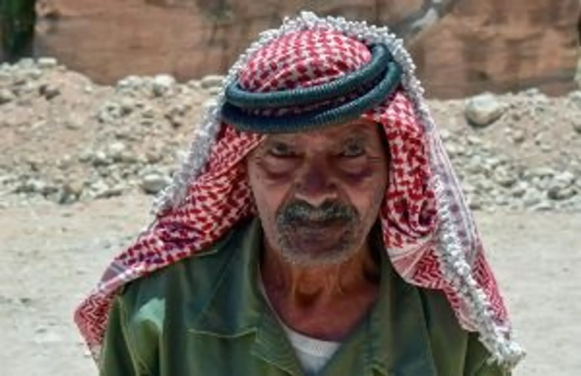 Voyage en Jordanie - Portrait d'un homme jordanien âgé portant un keffieh traditionnel rouge et blanc.