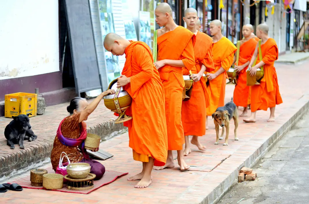guide-laos-religions-shanti-travel.jpg