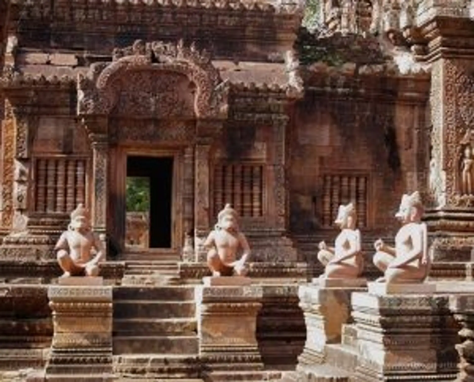 Guide Cambodge — Détails sculptés du temple de Banteay Srei, joyau de l'art khmer à découvrir lors d'un voyage.