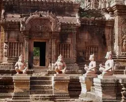 Guide Cambodge — Détails sculptés du temple de Banteay Srei, joyau de l'art khmer à découvrir lors d'un voyage.