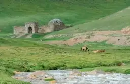 Le caravansérail médiéval de Tach Rabat niché dans une vallée verdoyante du Kirghizistan