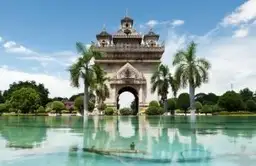 Voyage au Laos — Le monument Patuxai à Vientiane reflété sur l'eau, l'une des activités incontournables du pays.