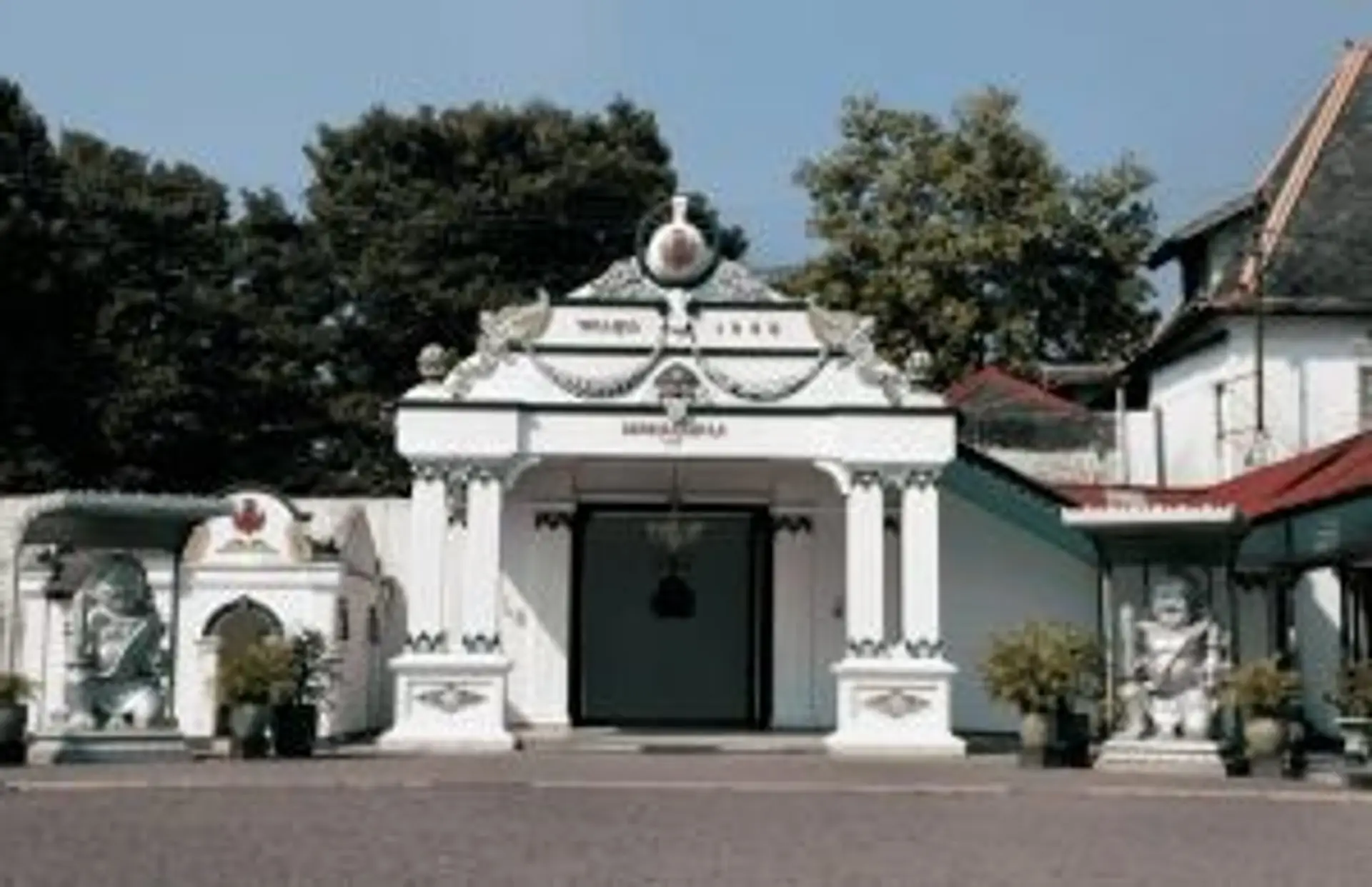 Façade blanche et architecture traditionnelle de l'entrée du palais du Sultan Kraton à Yogyakarta sur l'île de Java.