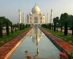 Voyage en Inde — Vue classique du Taj Mahal et de ses jardins réfléchissants à Agra, monument emblématique du Nord.