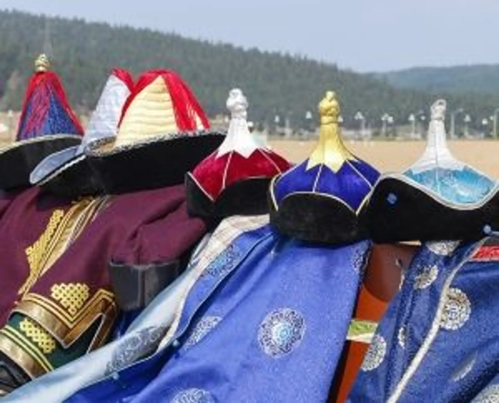 Gros plan sur des chapeaux traditionnels mongols colorés lors d'un festival en Mongolie