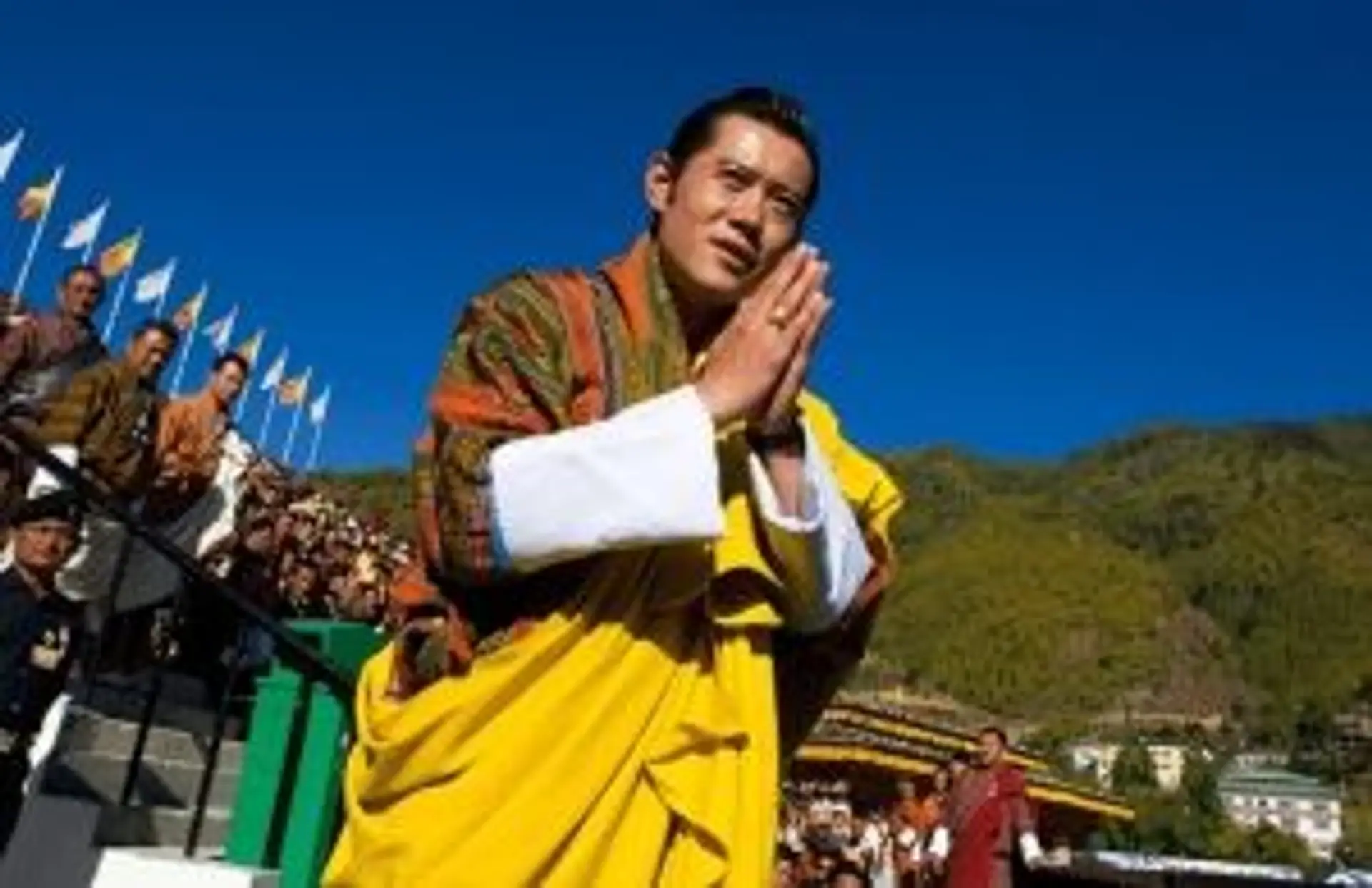 Le Roi du Bhoutan Jigme Khesar Namgyel Wangchuck en tenue traditionnelle Gho lors d'un événement public