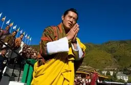 Le Roi du Bhoutan Jigme Khesar Namgyel Wangchuck en tenue traditionnelle Gho lors d'un événement public