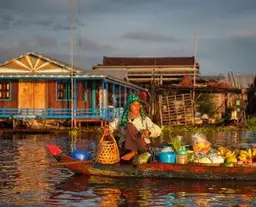 Village flottant sur le lac Tonlé Sap au Cambodge avec habitations traditionnelles sur pilotis