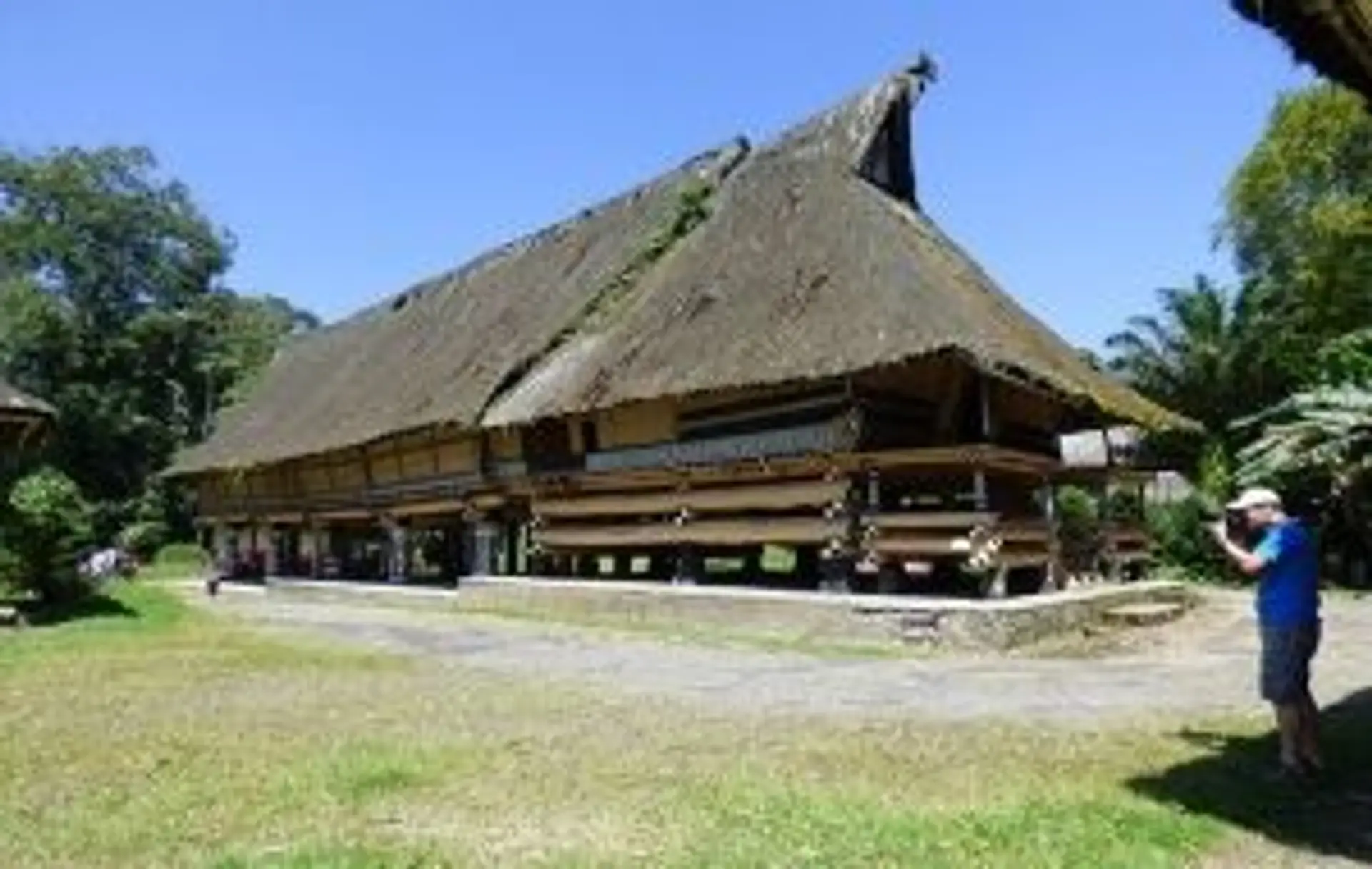 Intérieur d'une chambre de luxe avec mobilier en bois et vue sur une piscine privée à Java, Indonésie