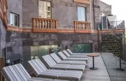 Terrasse moderne avec chaises longues d'un boutique-hôtel à Erevan en Arménie