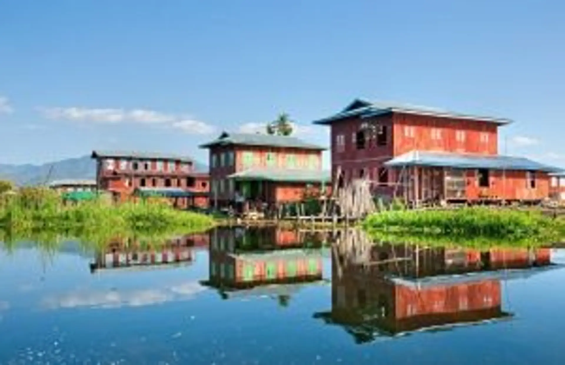 Voyage en Birmanie — Maisons traditionnelles sur pilotis transformées en hôtels de charme sur le lac Inle.
