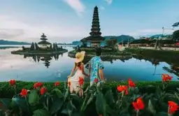 Couple admirant le temple Ulun Danu Bratan au bord du lac à Bali