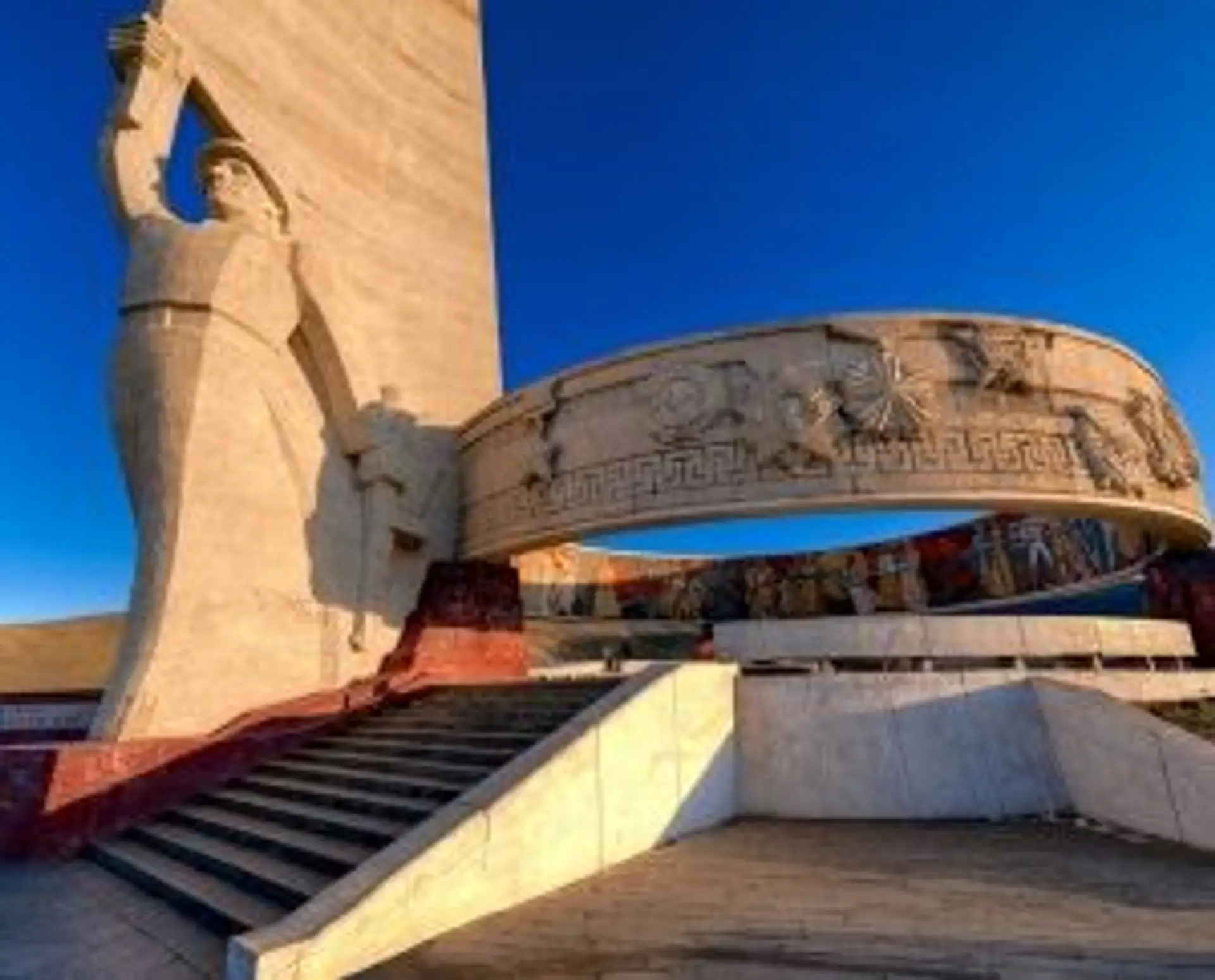 Mémorial de Zaisan avec fresques circulaires et escaliers offrant une vue panoramique sur Oulan-Bator en Mongolie.