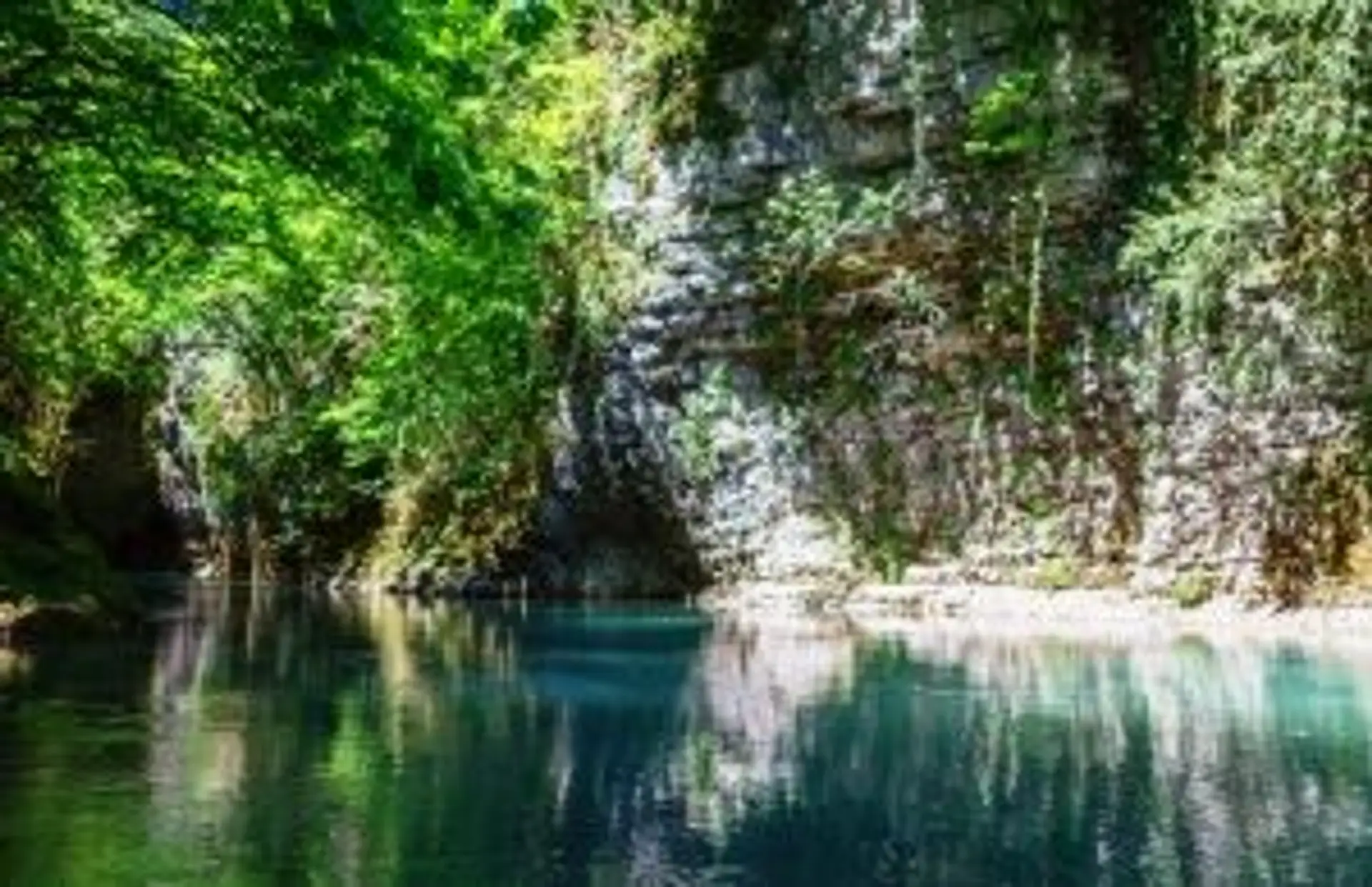 Voyage en Géorgie — Eaux turquoise et falaises verdoyantes du canyon de Martvili dans la région de Mingrélie.