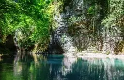 Voyage en Géorgie — Eaux turquoise et falaises verdoyantes du canyon de Martvili dans la région de Mingrélie.