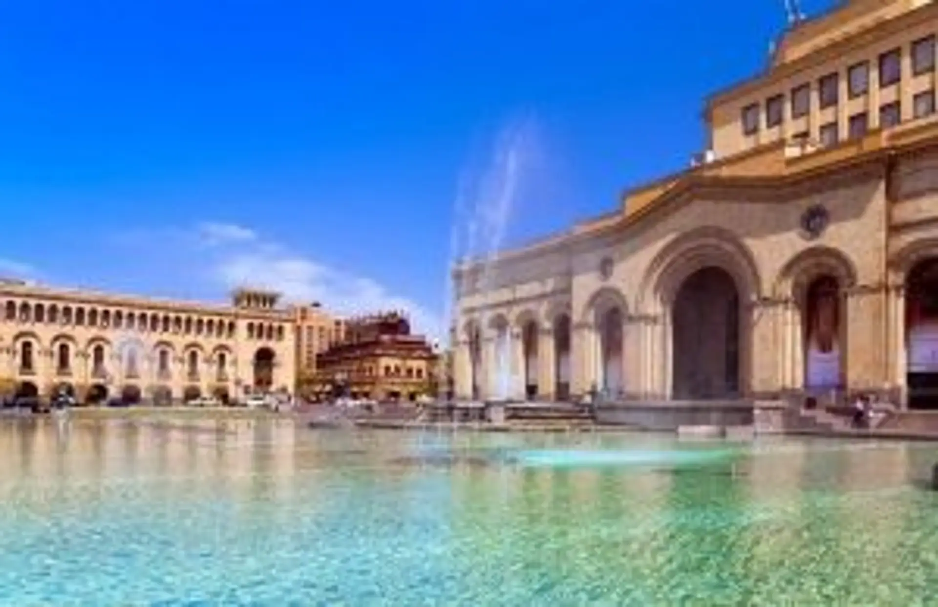 La Place de la République avec ses fontaines et son architecture en tuf rose à Erevan en Arménie