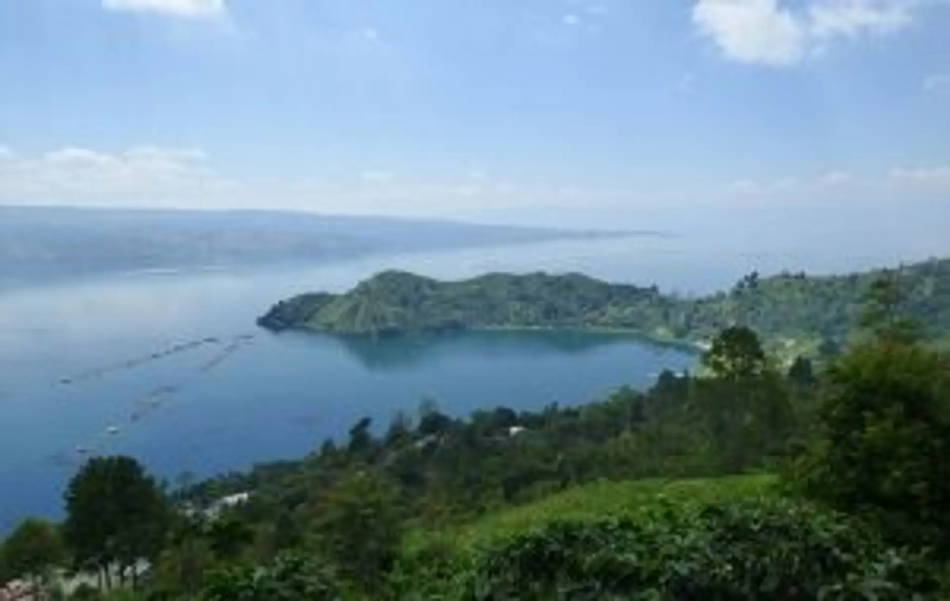 Vue panoramique du lac Toba entouré de montagnes verdoyantes à Sumatra en Indonésie