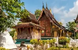 Temple bouddhiste Wat Xieng Thong avec ses toits superposés à Luang Prabang, Laos
