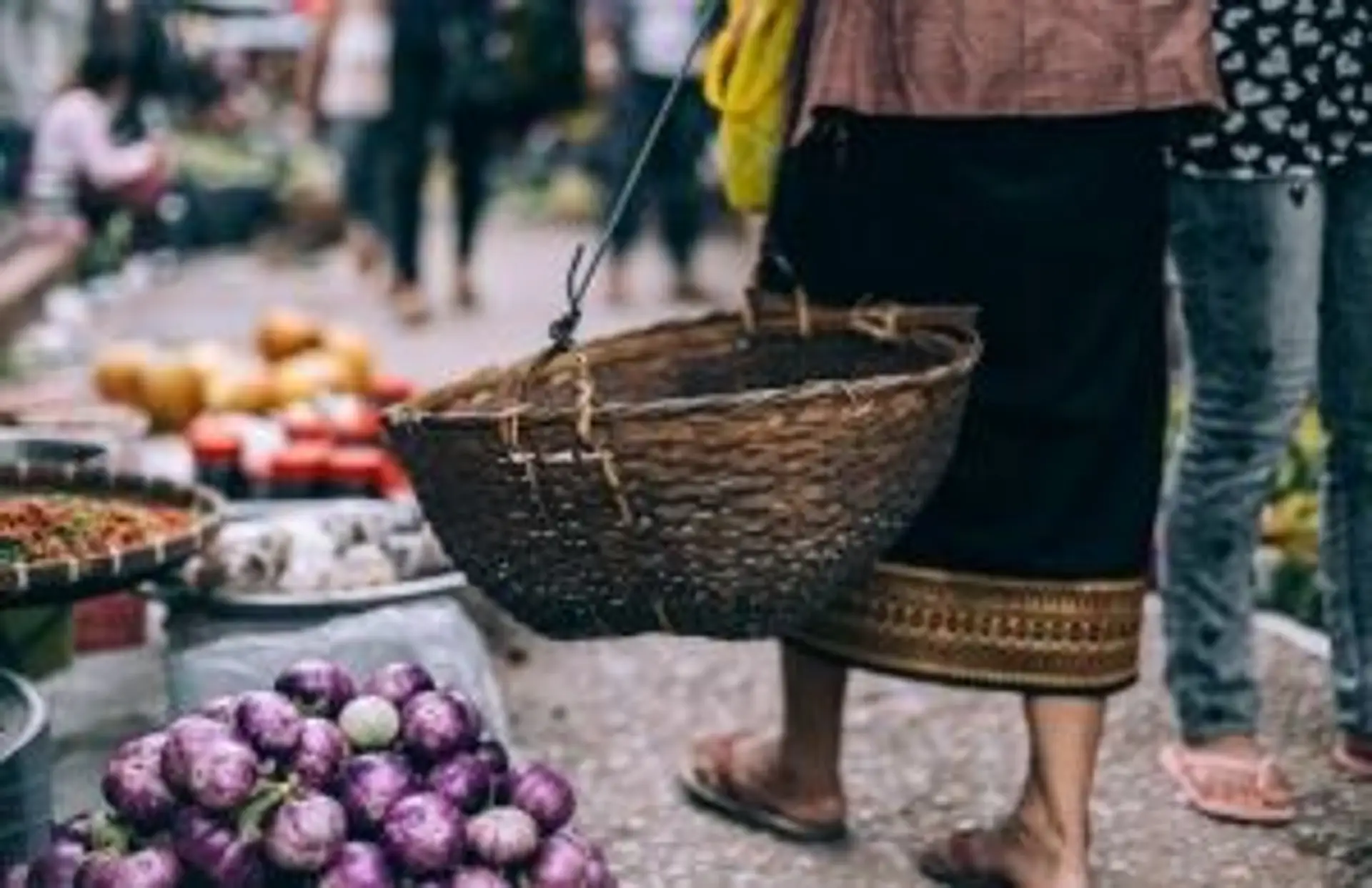 Marché local à Bali avec des paniers tressés remplis d'aubergines et de légumes frais