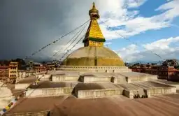Voyage au Népal - Le grand stupa de Bodnath à Katmandou, l'un des plus grands monuments bouddhistes au monde avec ses yeux protecteurs.