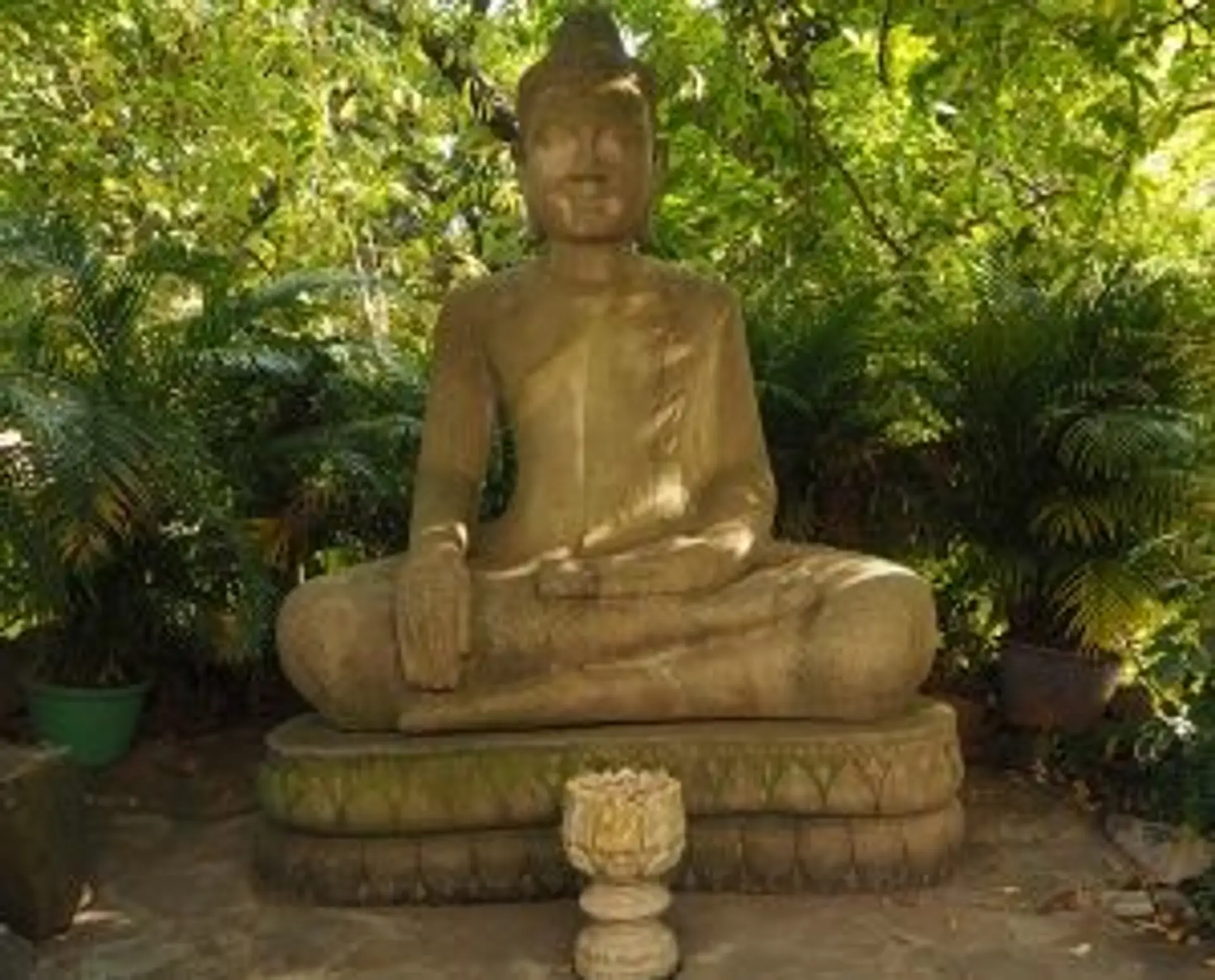 Voyage au Cambodge — Statue de Bouddha assis dans un temple, témoignant de la ferveur religieuse et du patrimoine spirituel.