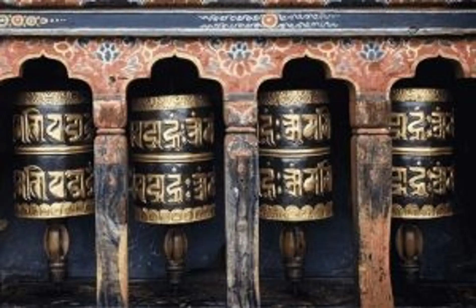 Moulins à prières en métal avec inscriptions sacrées en Dzongkha dans un temple au Bhoutan