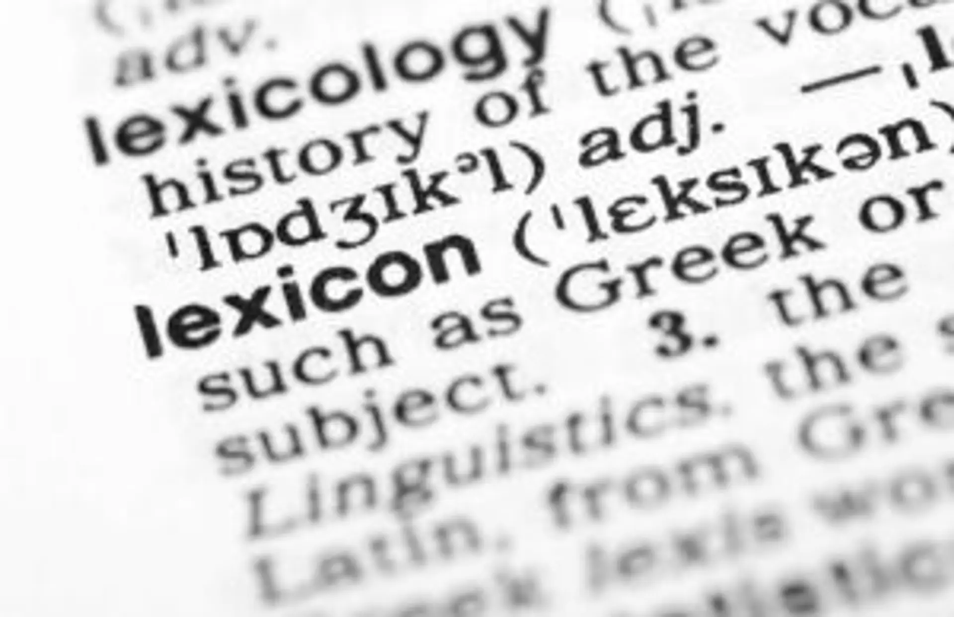 Gros plan sur une définition de dictionnaire illustrant l'apprentissage du lexique indonésien pour votre voyage.