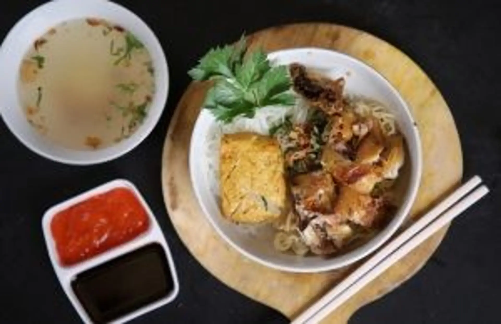 Le grand stupa blanc de Ruwanwelisaya sous un ciel bleu à Anuradhapura au Sri Lanka