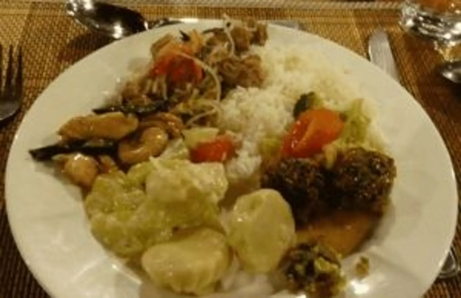 Assiette garnie de spécialités culinaires traditionnelles du Bhoutan avec riz et légumes