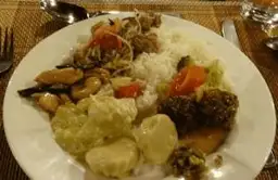 Assiette garnie de spécialités culinaires traditionnelles du Bhoutan avec riz et légumes