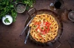 Pain traditionnel Lavash frais servi avec des herbes et du fromage sur une table en Arménie
