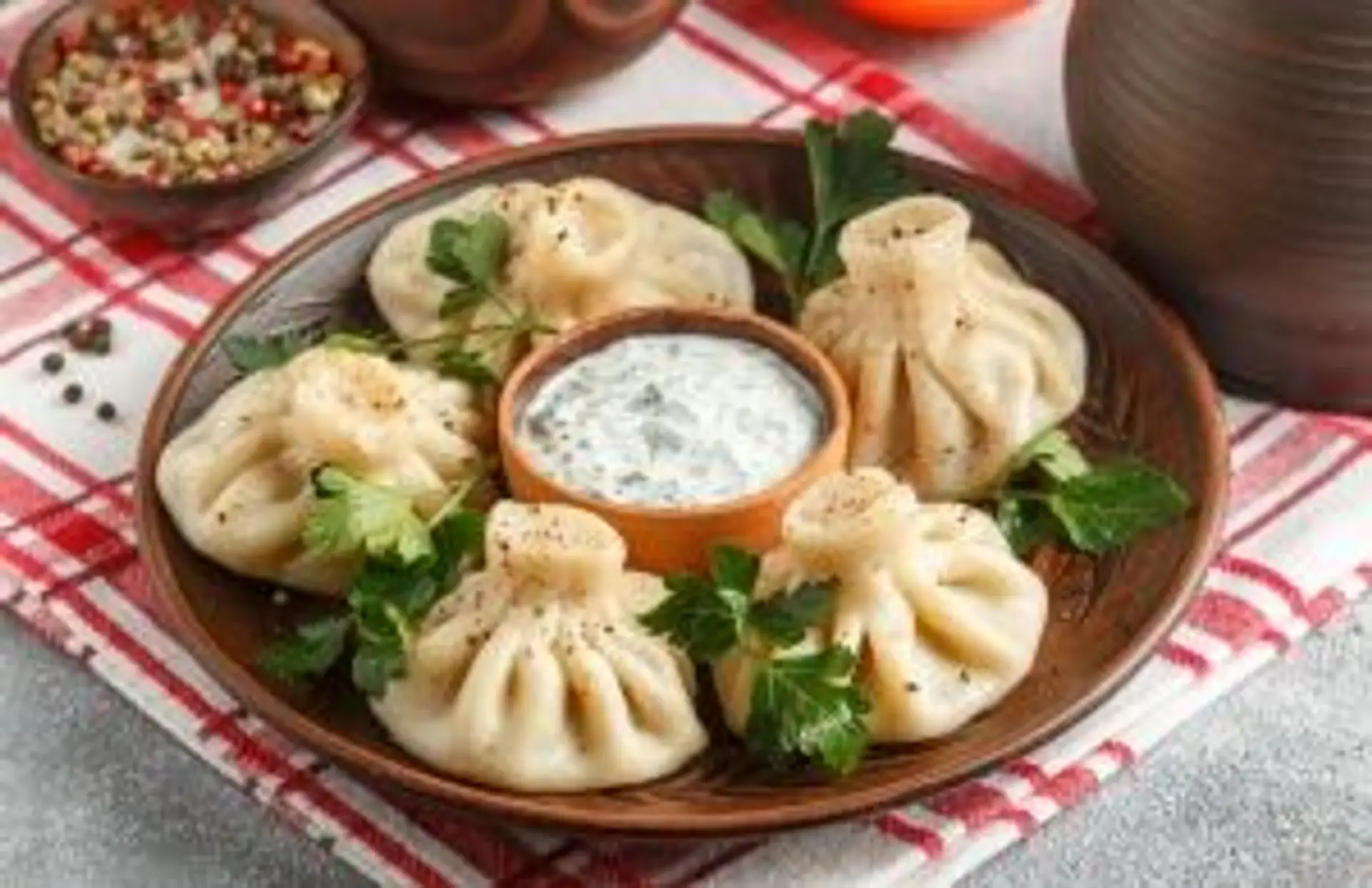 Gastronomie en Géorgie – Le Khatchapouri, pain traditionnel fourré au fromage et surmonté d'un œuf, servi à table.