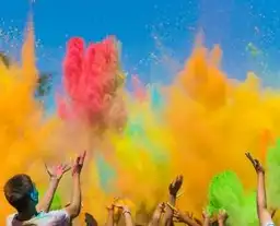 Explosions de poudres colorées lors du festival de Holi en Inde du Nord, symbole de joie et de fraternité.