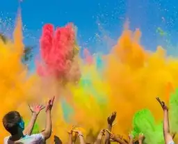 Explosions de poudres colorées lors du festival de Holi en Inde du Nord, symbole de joie et de fraternité.