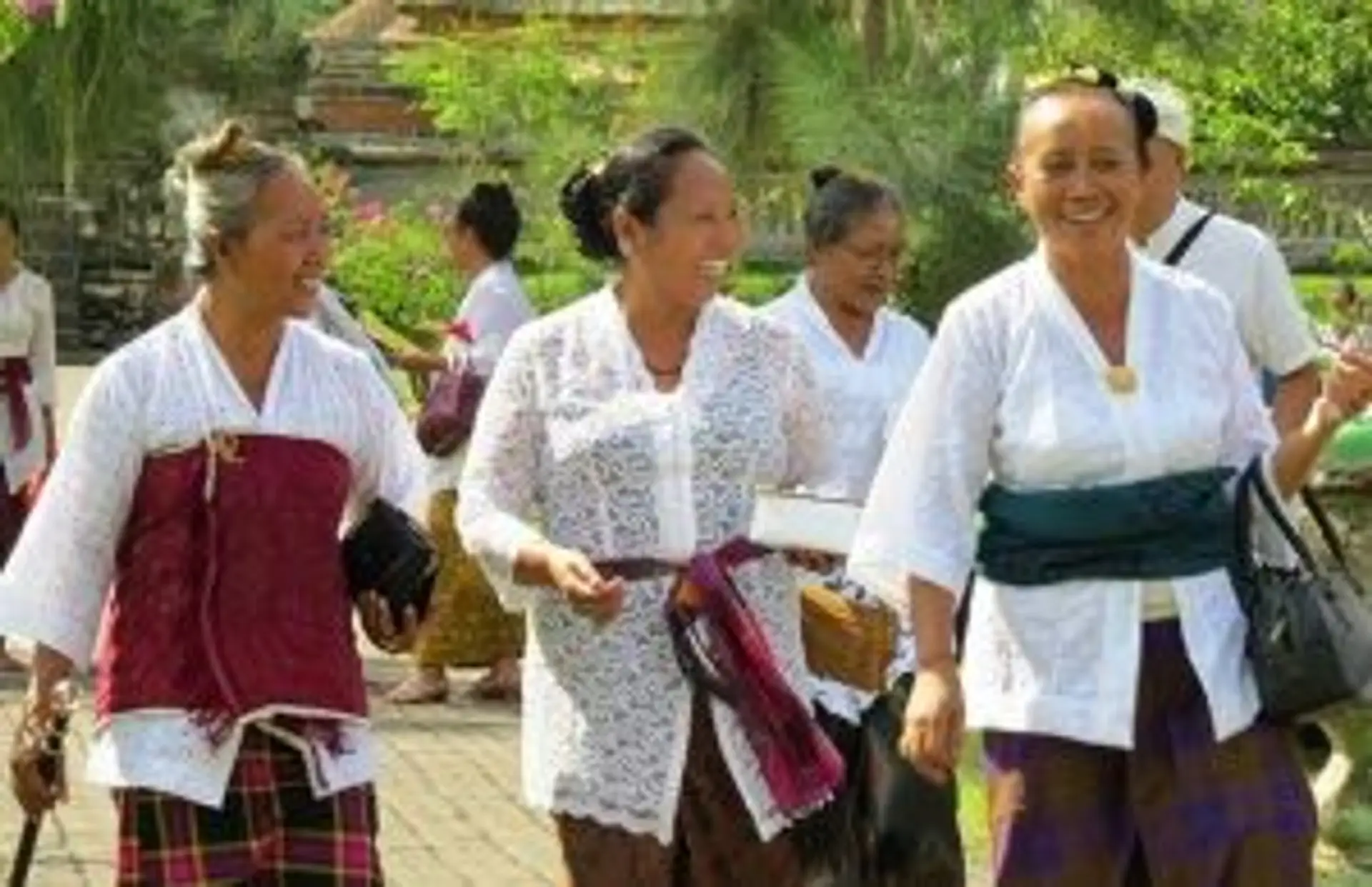 Voyage en Indonésie – Groupe de femmes locales en tenue traditionnelle Kebaya échangeant à Bali.