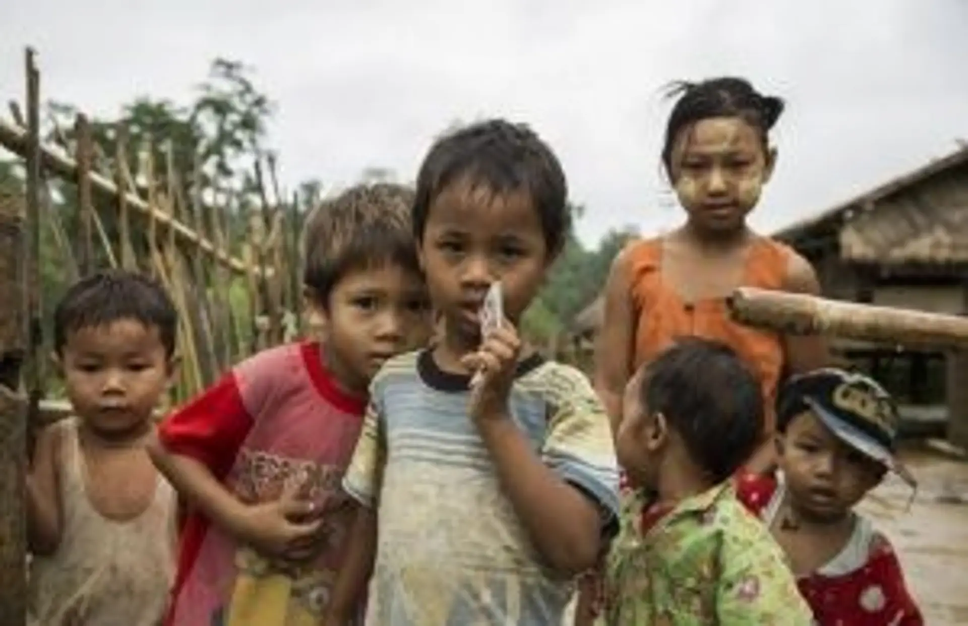 Lever du soleil sur les temples de Bagan avec montgolfières en vol, Birmanie