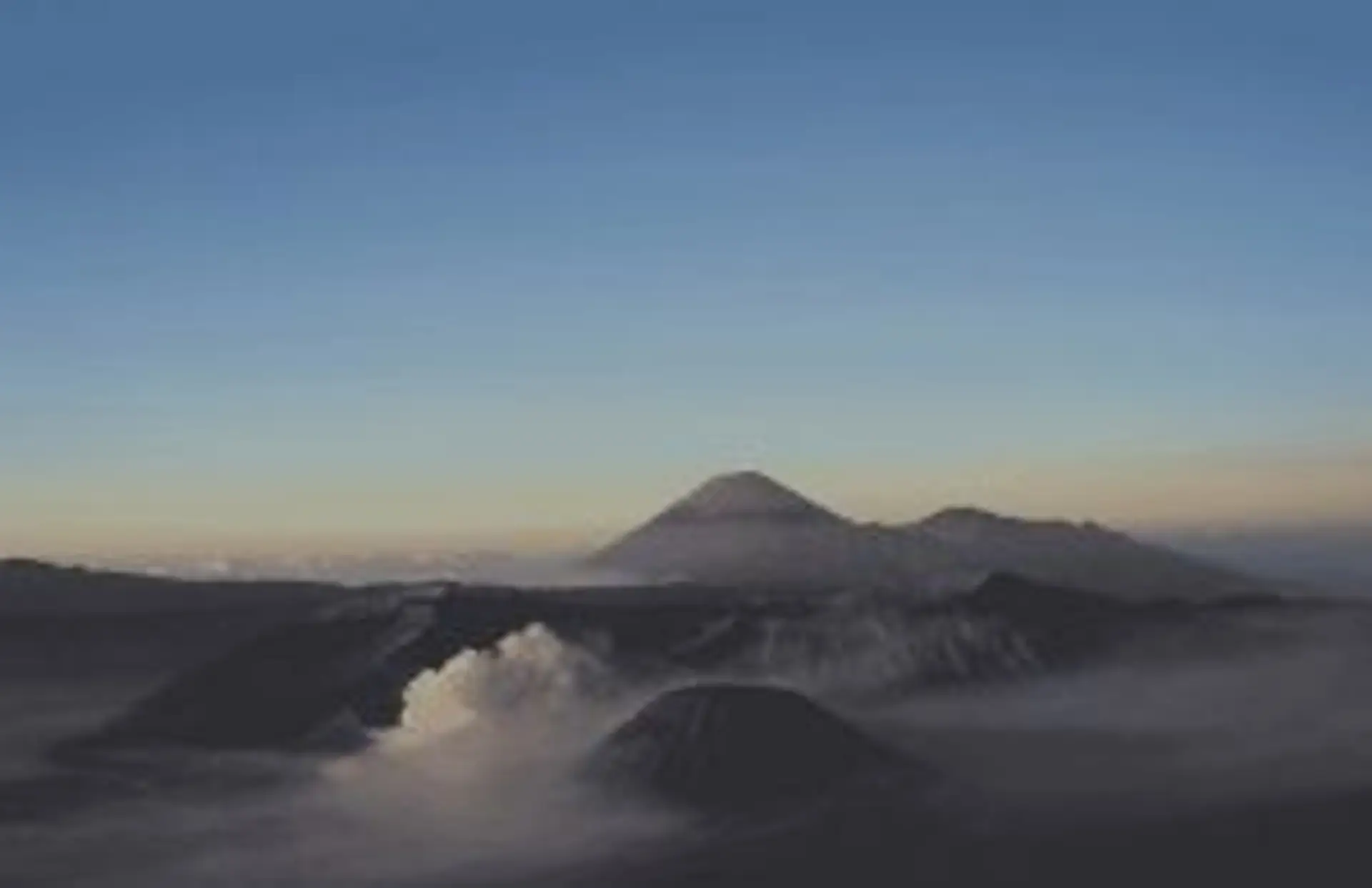 Panorama du volcan Mont Bromo et du Mont Semeru au lever du soleil sur l'île de Java en Indonésie