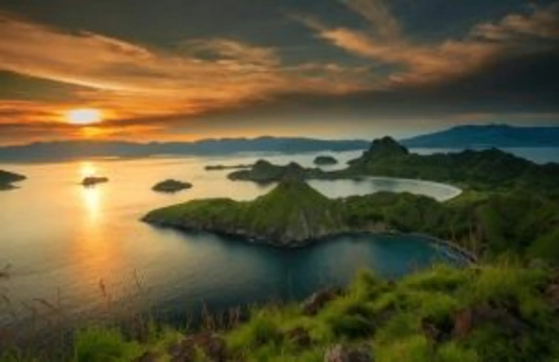 Vue panoramique sur les baies et les collines de l'île de Padar au coucher du soleil, parc national de Komodo