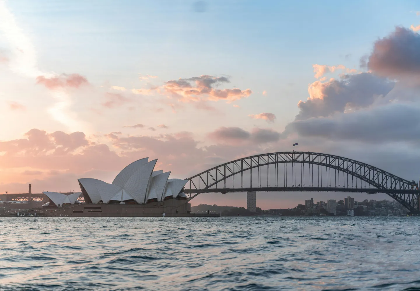 Silhouette emblématique de l'Opéra de Sydney et du Harbour Bridge au coucher du soleil