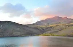 Reflet du coucher de soleil sur le lac Kari au pied du mont Aragats en Arménie