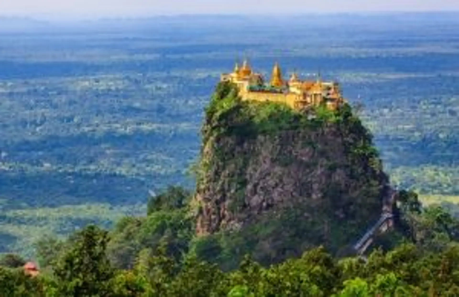 Monastère du mont Popa perché sur son piton volcanique en Birmanie
