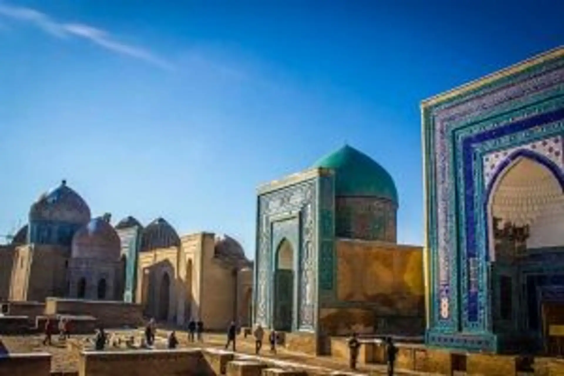 Façades de mosaïques bleues de la nécropole Shah-i-Zinda sous un ciel dégagé à Samarcande en Ouzbékistan.