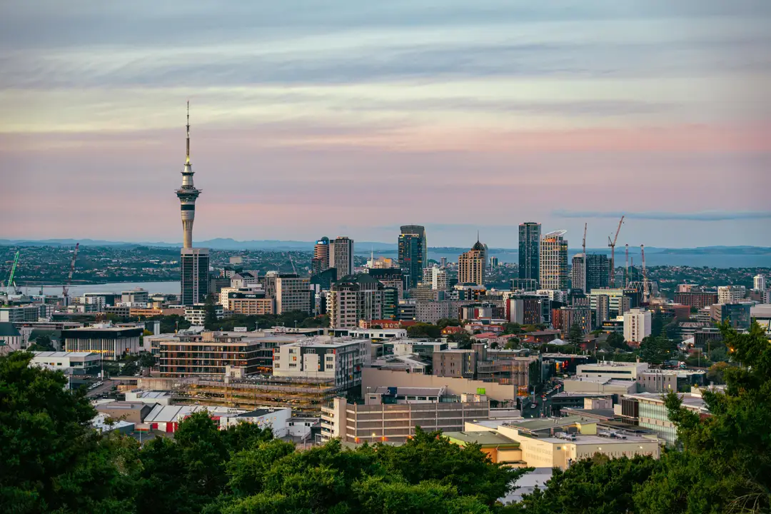 Skyline d'Auckland et Sky Tower sous un ciel de crépuscule