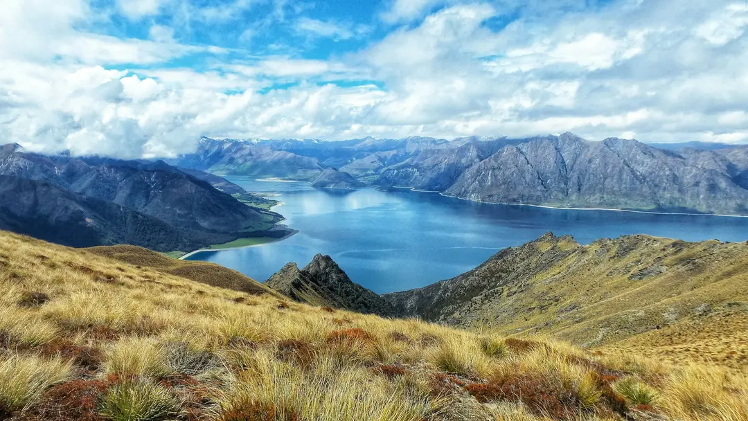 Panorama grandiose sur le lac Hawea depuis les sommets d'Otago