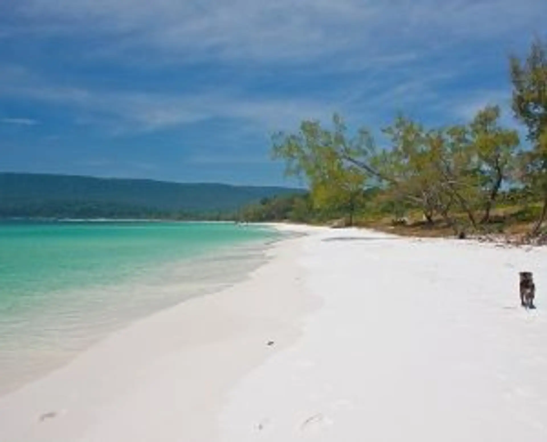 Jeune femme cambodgienne en costume traditionnel khmer effectuant un geste de danse classique