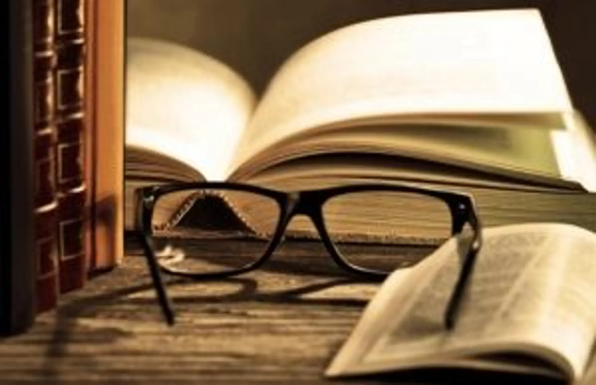 Préparer son voyage au Bhoutan — Sélection de livres et guides ouverts sur une table en bois pour s'imprégner de la culture.